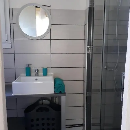 Maisonnette Proche De La *